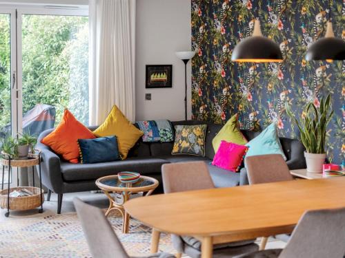 Leatherhead Casa | Pass the Keys Spacious Family Oasis Explore with Ease