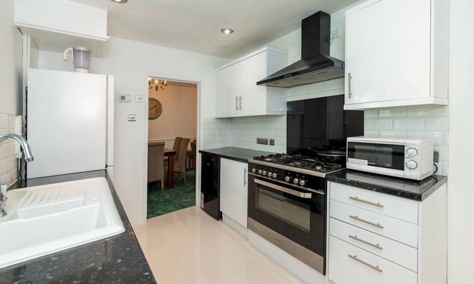Tilehurst Casa | Pass the Keys | Spacious & Fabulous 3 BDR Family House