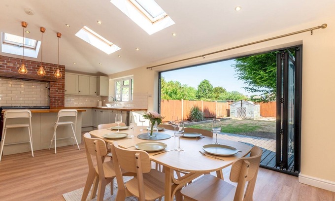 Chessington North and Hook Casa | Pass the Keys | Stunning, Spacious Chessington Gem with Parking