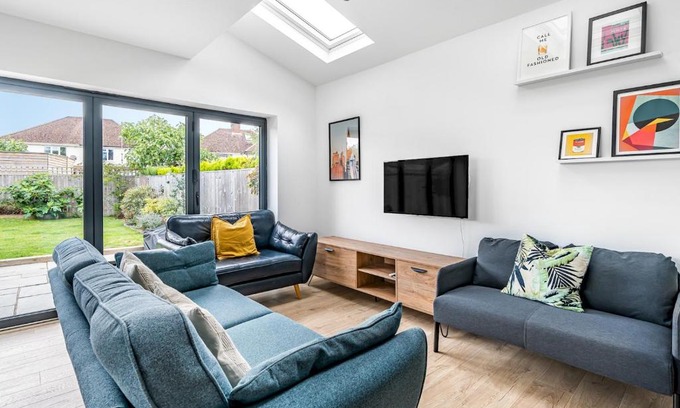 Iffley Casa | Pass the Keys Stunning Modern 4 Bed with Parking and Garden