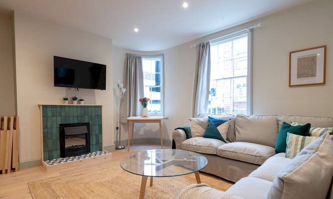 Cheltenham Casa | Pass the Keys | Stylish Grade II listed house