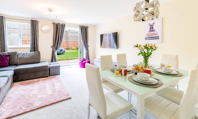 Shrewsbury Casa | Pass the Keys | Stylish modern two bedroom home in Shrewsbury