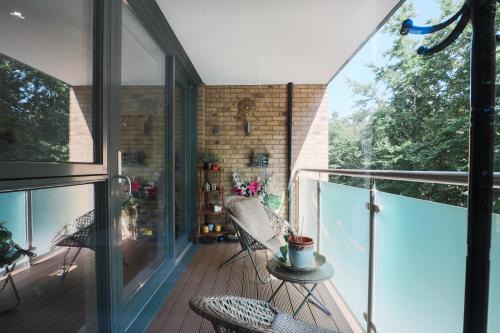 Kew Apartamento | Pass the Keys Stylish Designer Balcony Apartment in Kew
