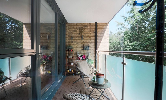 Kew Apartamento | Pass the Keys | Stylish Designer Balcony Apartment in Kew