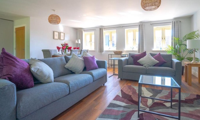 Ebrington Casa | Pass the Keys The Stables Stylish cottage with hot tub and parking
