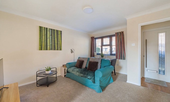 Hersham Casa | Pass the Keys | The Perfect Surrey Hersham Hideaway - 1 Bed Home with study and garden
