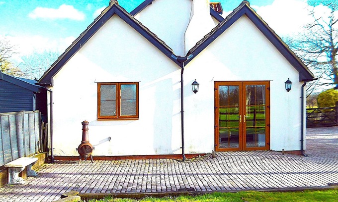 Halesworth Casa | Pass the Keys | Tranquil Farm Cottage Perfect Country Get Away