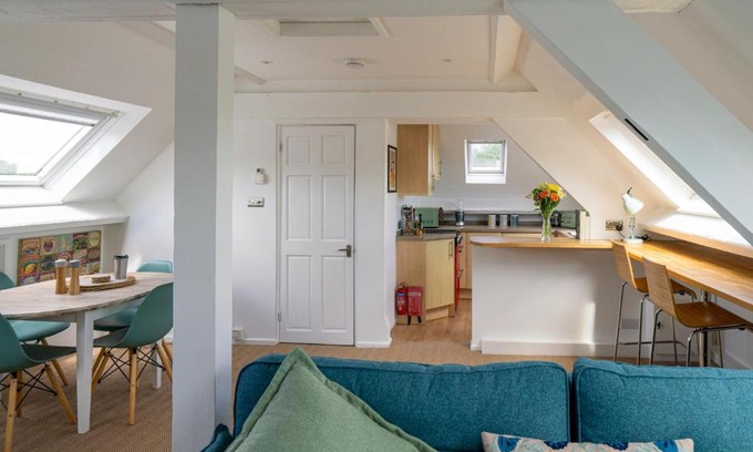 Avening Apartamento | Pass the Keys Tranquil cosy apartment in centre of Avening