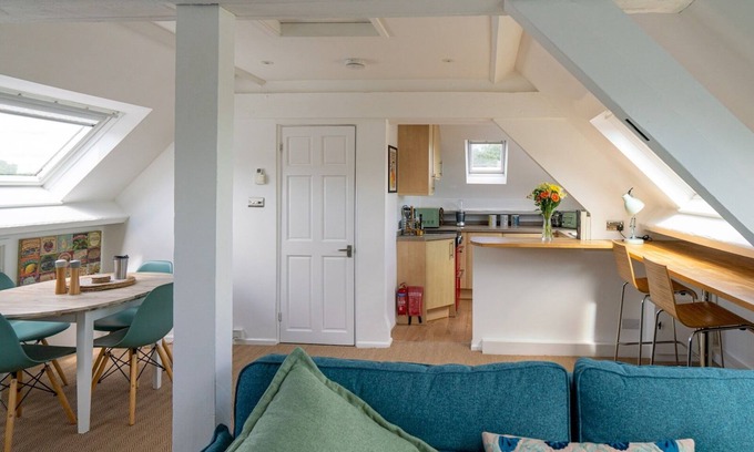 Avening Apartamento | Pass the Keys | Tranquil & cosy apartment in centre of Avening