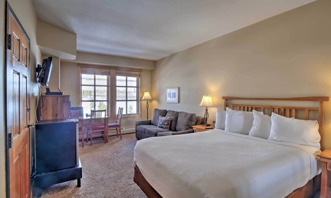 Copper Mountain Village Apartamento | Passage Point Hotel Style Room with 1 Bed #523A by RedAwning