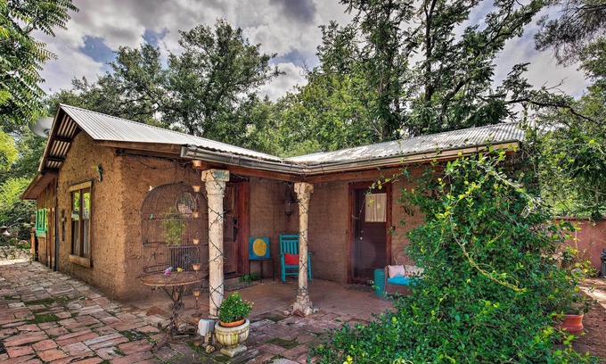 Patagonia Cabaña | ¡NUEVO! Patagonia Cottage w / Patio + Yard, Walk to Town!
