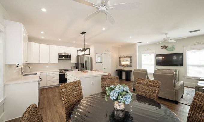 The Meadows Casa | PATHWAY TO PARADISE ~ 2 BR/2.5 Ba Townhome w/ Shared Pool!