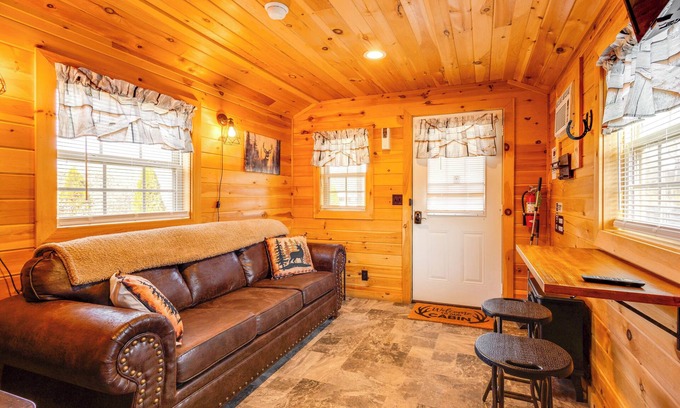 Sevierville Cabina | Patio, Fire Pit & Grill: Central Sevierville Cabin