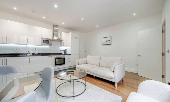 Royal Borough of Kensington and Chelsea Apartamento | 🌿 Patio | 🚪 Private Entrance | 🎒 Early Drop | 📃 Flex Policy | 🛏️ SuperKing