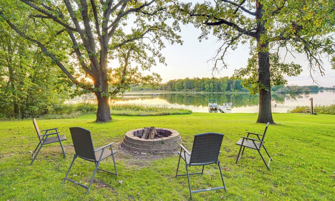 Siren Cabina | Patio, Views & Hot Tub: Quiet Lakeside Cabin