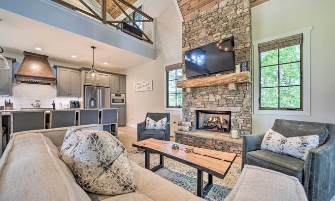 Glenville Casa | Patio w/ Fireplace: Glenville Resort Retreat!