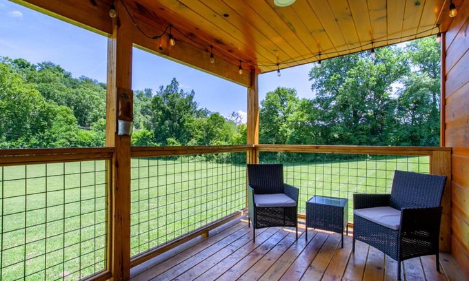 Sevierville Casa | Patriots Tiny Home w Hot Tub Fire Pit Grill