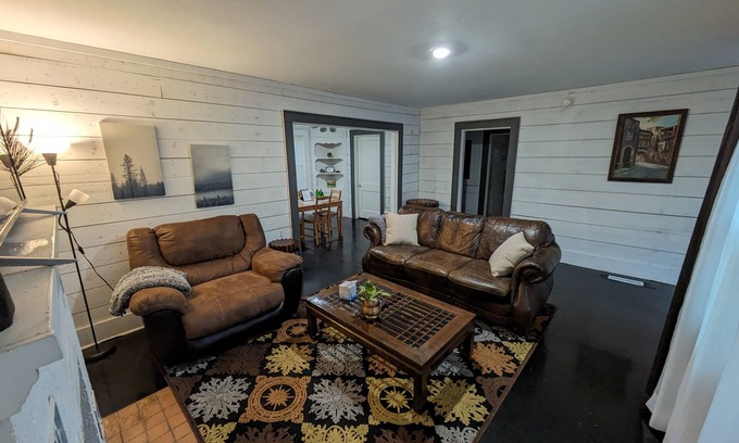 Hot Springs Cabaña | Patterson's Cottage: Gateway to Oaklawn. No Fees. Check-in/out anytime.