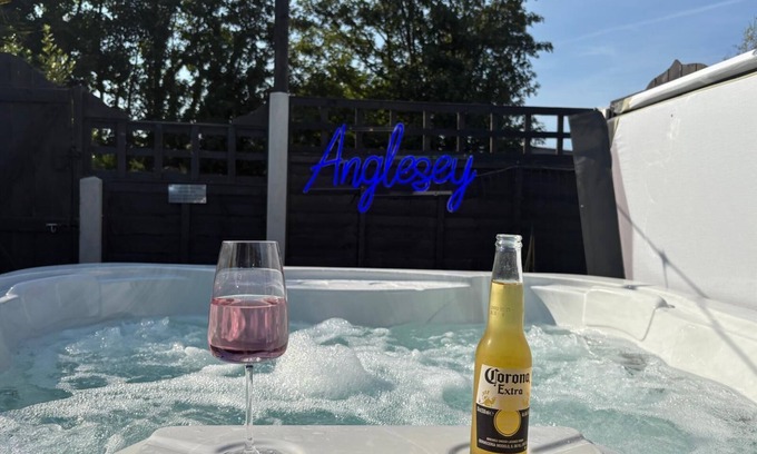 Brynsiencyn Cabaña | Pauls Place – Cosy Cottage with Hot Tub