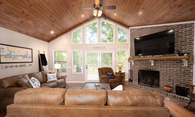 Grant Cabina | Paw Paw's Fish Tales Cabin on Lake Guntersville with 2 slip Boat Dock