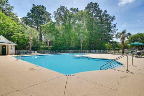 Pawleys Island Apartamento | Pawleys Island Condo with Screened Porch and Golfing!