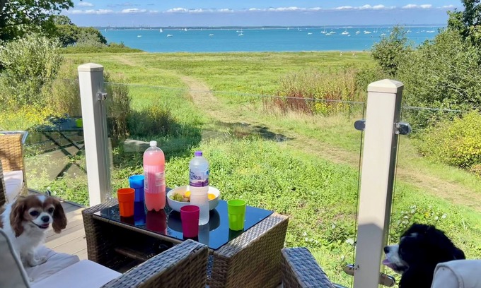 Cowes Casa | Paws a While! caravan with uninterrupted views of Solent and direct beach access