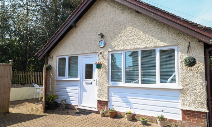 Irstead Casa | PAWS-A-WHILE, pet friendly, with a garden in Hoveton & Wroxham