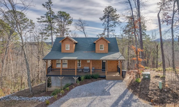 Lake Lure Cabina | Paws Awhile | Pet-Friendly Log Cabin in Lake Lure