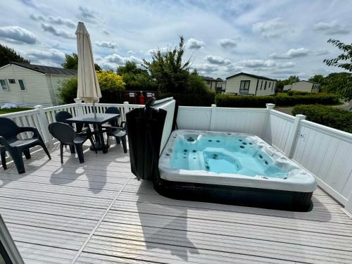 Ampney Crucis Casa | Paws Lodge, Hot Tub, Pet Friendly