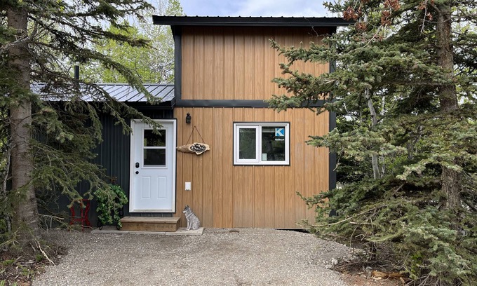 Mountain View Cabina | Payne Lake Wilderness Huts - Wolf's Lair