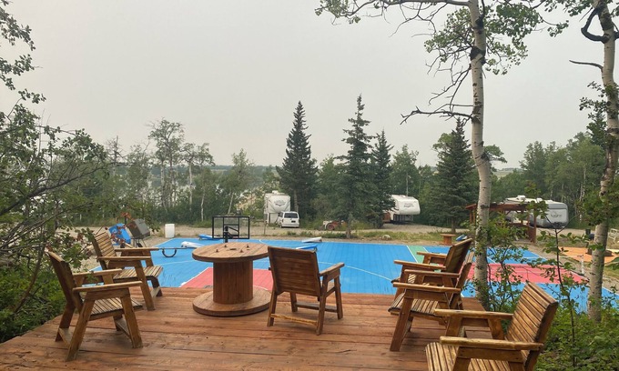 Mountain View Alquiler De RV | Payne Lake Wilderness Huts-Camper E3