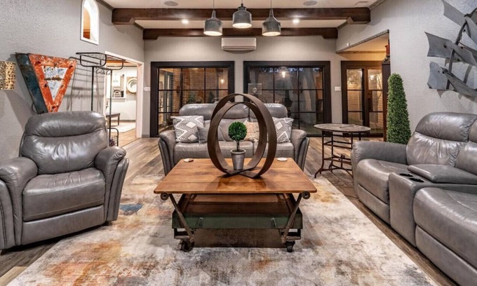 North by Northwest Casa | PB&J Getaway - 3BR/2BA - Courtyard Farmhouse