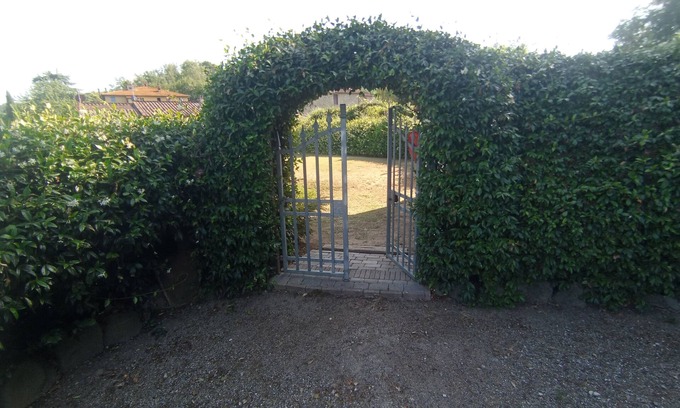 Montecarlo Casa | La paz y la tranquilidad viven aquí: casa de campo rodeada de vegetación.