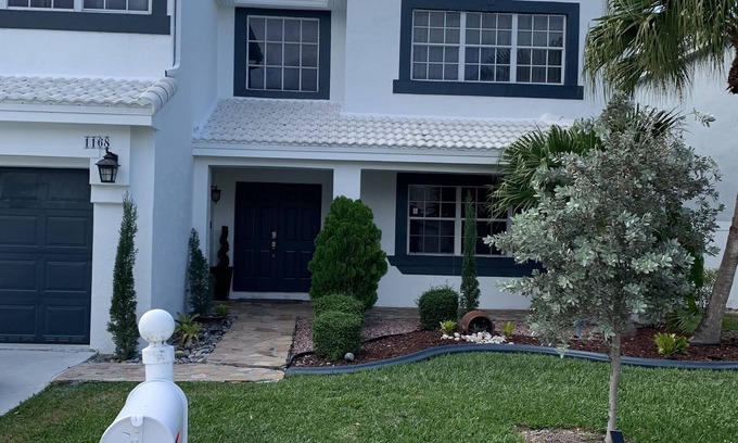Pembroke Pines Casa | ¡Casa entera de 4/3 con piscina! Alquiler Montly.