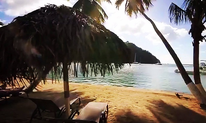 Marigot Bay Apartamento | Piscina, parrilla, 2 minutos a pie del agua. ¡Su estadía apoya a los niños locales necesitados!
