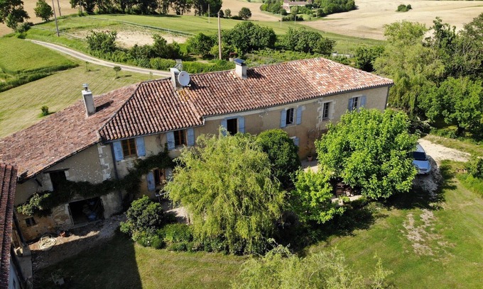Jegun Casa | Paz al final de la pista, relajarse y relajarse en la interesante bodega de edad