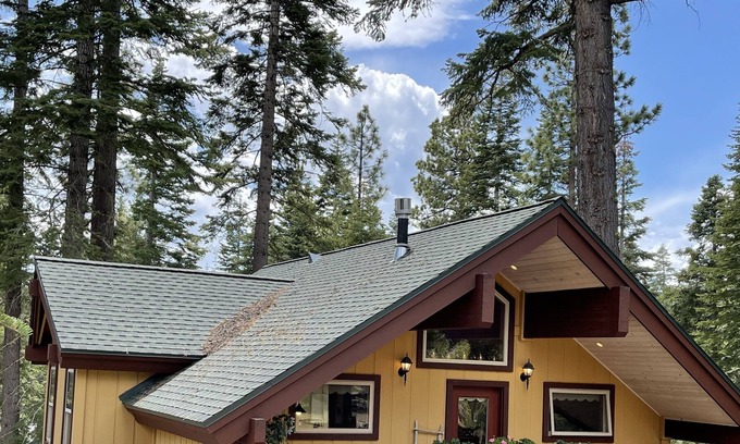 Ridgewood Cabaña | Peace in the woods, walk to Lake Tahoe, minutes to resorts, shops & restaurants.