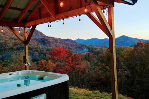 Bryson City Casa | Peace of Heaven ~ Modern Chic Cabin w/Majestic Mountain Views