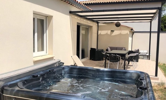 Saint-Laurent-des-Arbres Casa | Casa de 2018, terraza jardín y jacuzzi 6 personas.