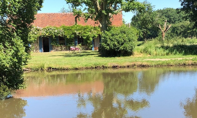 Beauchamps-sur-Huillard Casa | Peaceful & warm cottage overlooking a pond