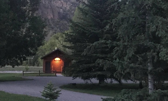 Rigby Cabina | Peaceful 1-bedroom log cabin “Bear” in Ririe