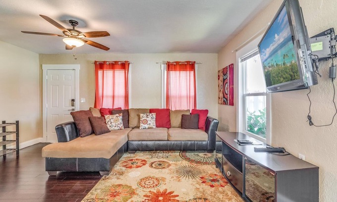 Southwest Casa | Peaceful 2/1 King home near downtown West Palm Bch & Lake Worth Beach.