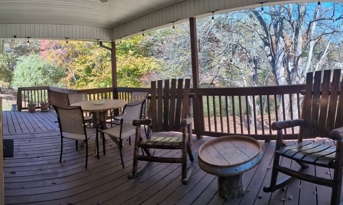 Hayesville Cabina | Peaceful 2/2 cabin, with 4 person Spa, Large covered porch, fire pit and more.