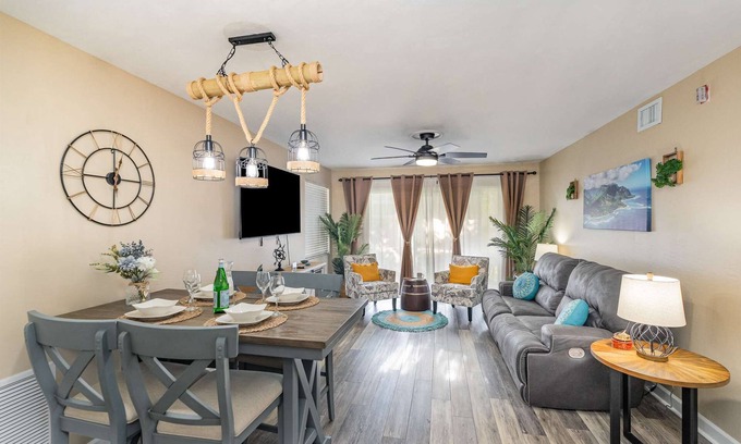 Ocean Side Village Condominio | Peaceful 2/2 Pondside Condo · Half Mile from Beach
