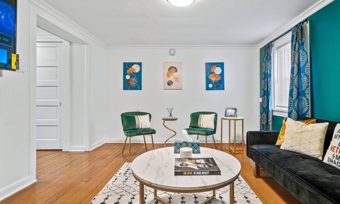Oak Park Apartamento | Peaceful 2 Bed w FirePit Free Parking 15 mins to Downtown Chicago