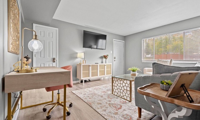 St. Charles Apartamento | Peaceful 2 Bedroom Next to Park!