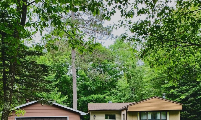 Rhinelander Cabaña | Peaceful 2 bedroom, 1 bathroom cottage off Mars Lake