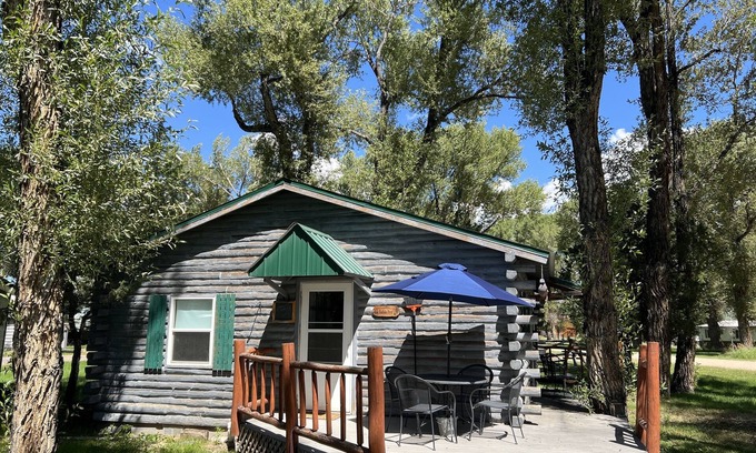 Riverside Cabina | Peaceful 2-Bedroom Cabin at Buffalo Point | Firepit, Deck & Nature