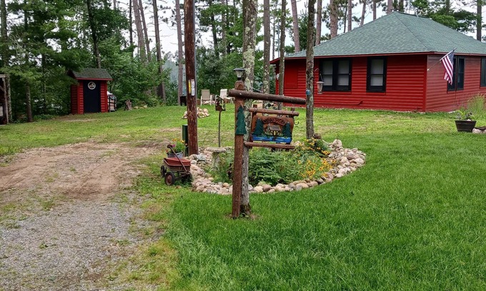 Elcho Cabina | Peaceful 2-bedroom cabin in Elcho on Lower Post Lake.