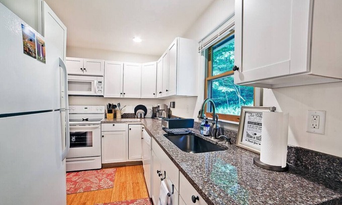 Saluda Cabina | Peaceful 2 bedroom cabin with indoor fireplace!